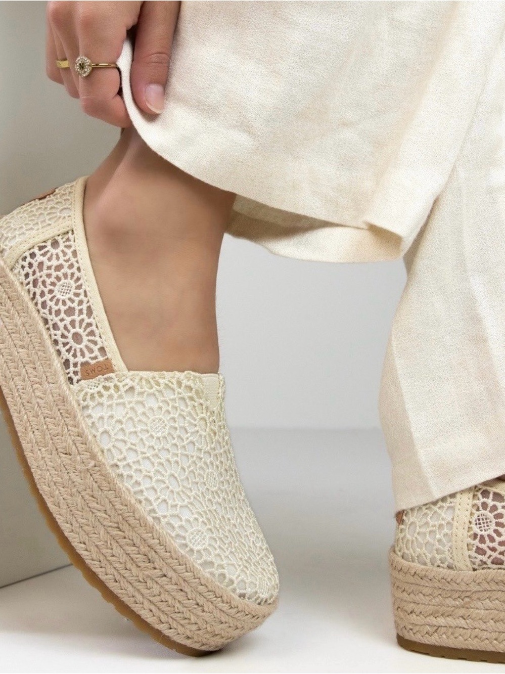 TOMS Valencia Crochet  Lace Platform Espadrille in Cream Sz 7.5